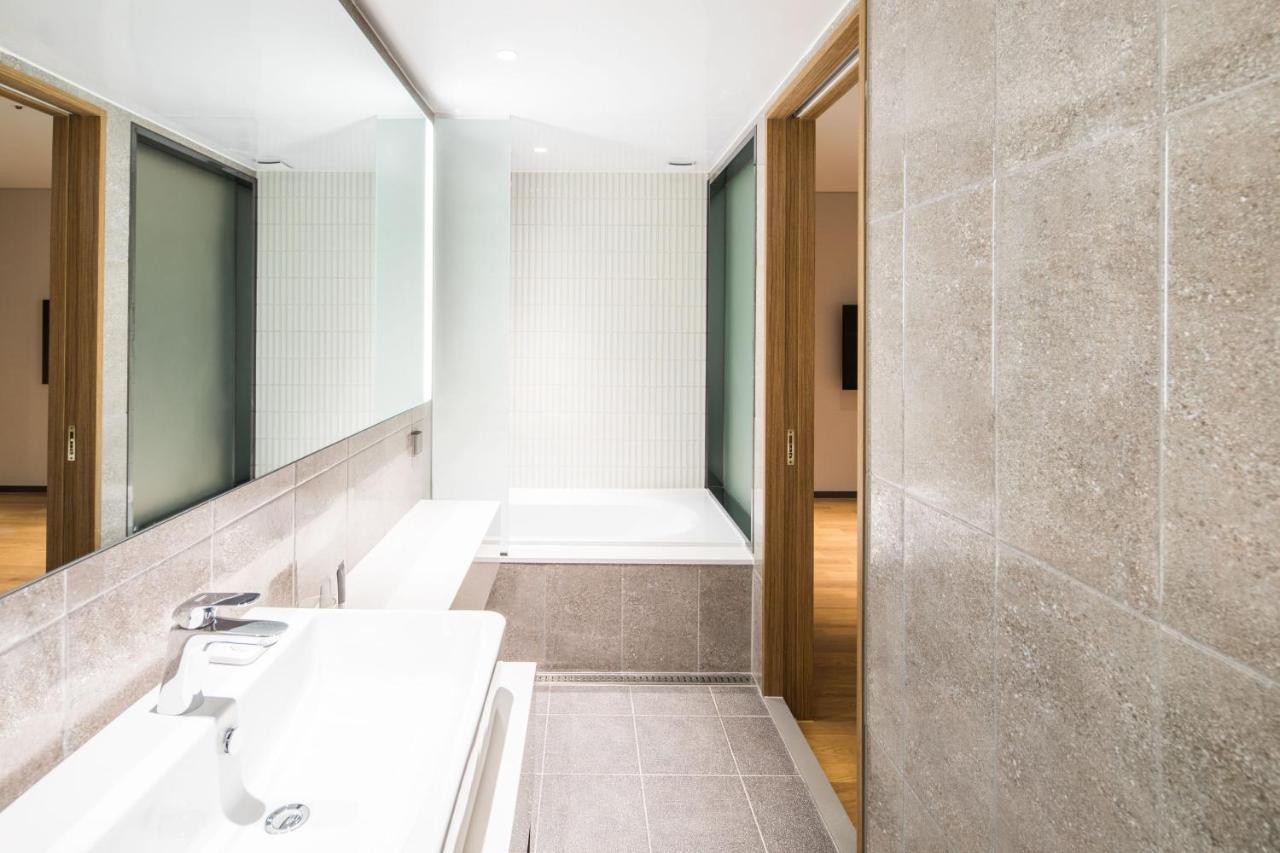 Отель Ibis Ambassador Сувон Экстерьер фото