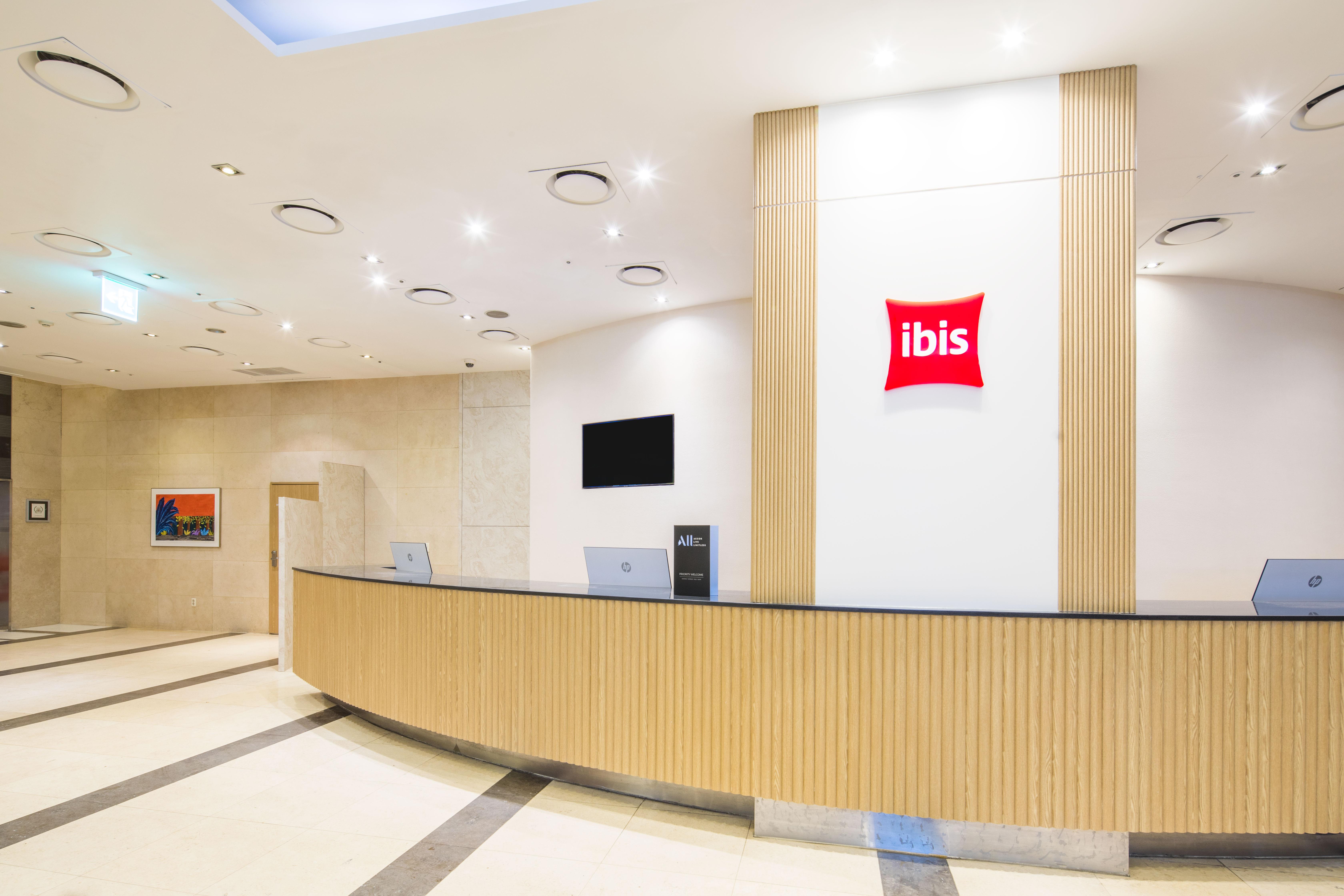 Отель Ibis Ambassador Сувон Экстерьер фото