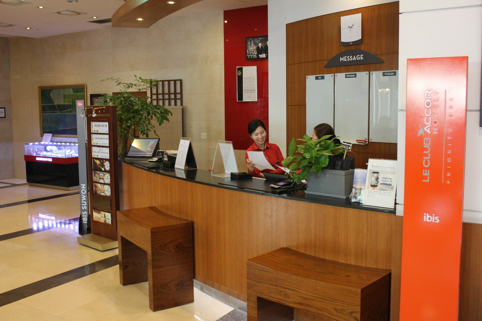 Отель Ibis Ambassador Сувон Экстерьер фото